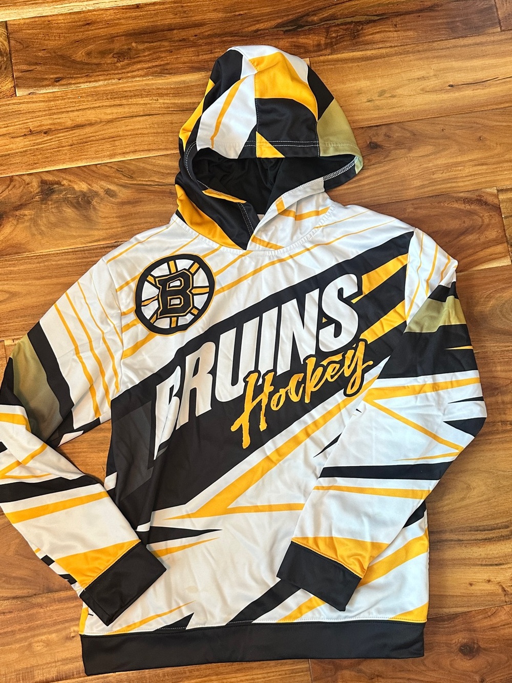 Youth XL Boston Bruins Hoodie. 100% Polyester. Has pockets.